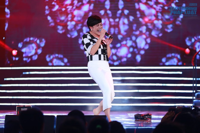 Phương Thanh chân trần hát cực sung trên sân khấu 